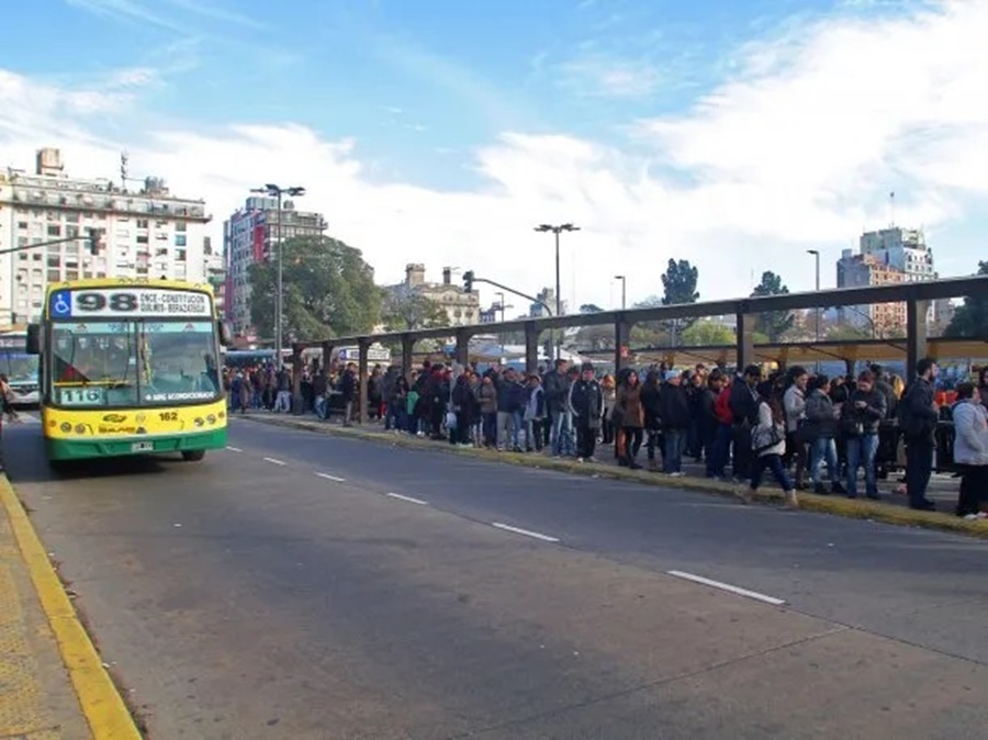 UTA suspendió el paro de colectivos tras acordar con el Gobierno Nacional, el gremio confirmó que hubo acuerdo salarial, por lo que se suspendieron las medidas de fuerzas previstas para este viernes