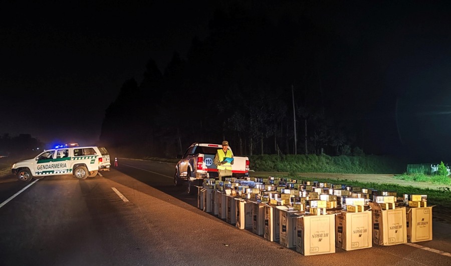 A bordo de una camioneta robada atentaron contra la integridad de personal de Gendarmería Nacional, la pick-up, cargada con cigarrillos de contrabando, detuvo su marcha luego de chocar contra otros tres rodados
