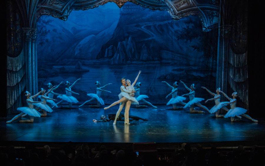 El Ballet de San Petersburgo presenta "El Lago de los Cisnes" en la ciudad de Posadas