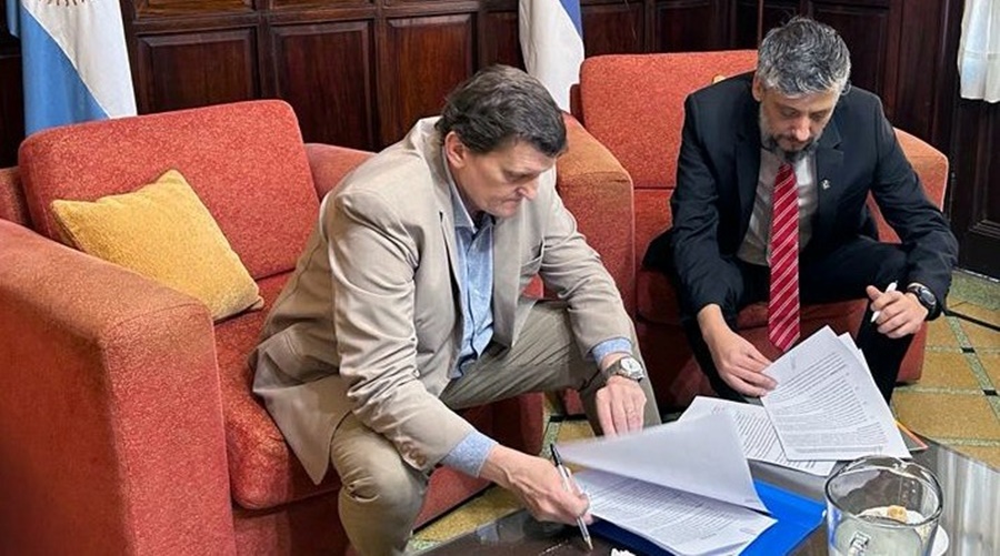 El Ministro Adolfo Safrán y el representante del Banco Credicoop suscribieron un convenio marco destinado a facilitar el otorgamiento de créditos para las entidades afiliadas a la Federación Misionera de Cooperativas de Agua Potable