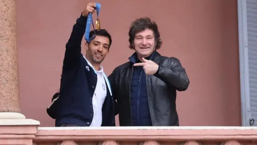 El Maligno Torres visitó a Javier Milei en la Casa Rosada y exhibió ante el pueblo la medalla dorada de los Juegos Olímpicos 2024