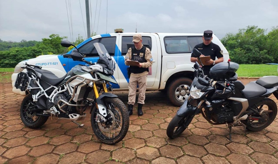 La Policía de Misiones desplegó un operativo  conjunto con efectivos de la Prefectura Naval Argentina en una rápida intervención evitó que dos motocicletas robadas sean llevadas hacia Paraguay