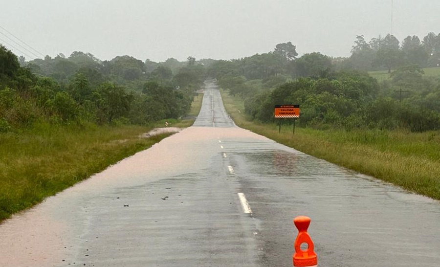 Abundante agua sobre calzada principal de la Ruta Provincial Nº 1, tramo Apóstoles – Azara, el lugar está señalizado y se solicita circular con cuidado por la zona
