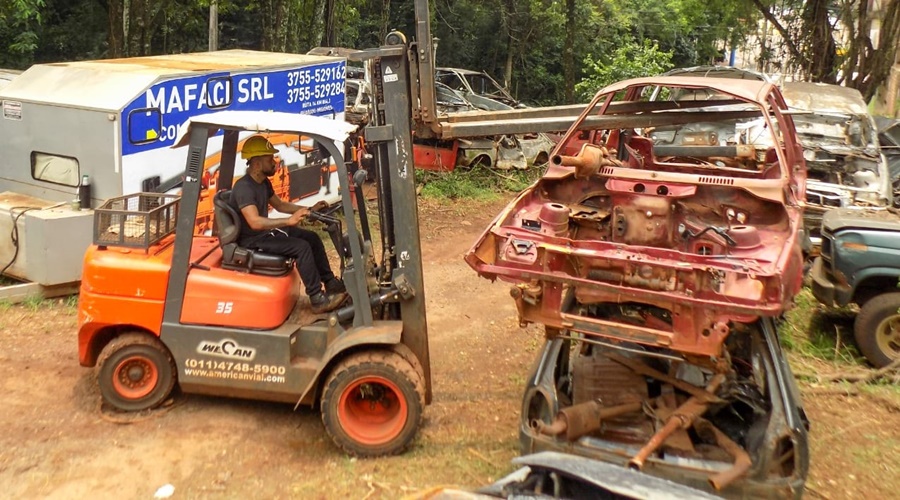 Misiones: Se inició la compactación de vehículos y chatarras en Puerto Iguazú, forma parte de un trabajo que se realizará en toda la provincia y ya lleva más de cien toneladas compactadas