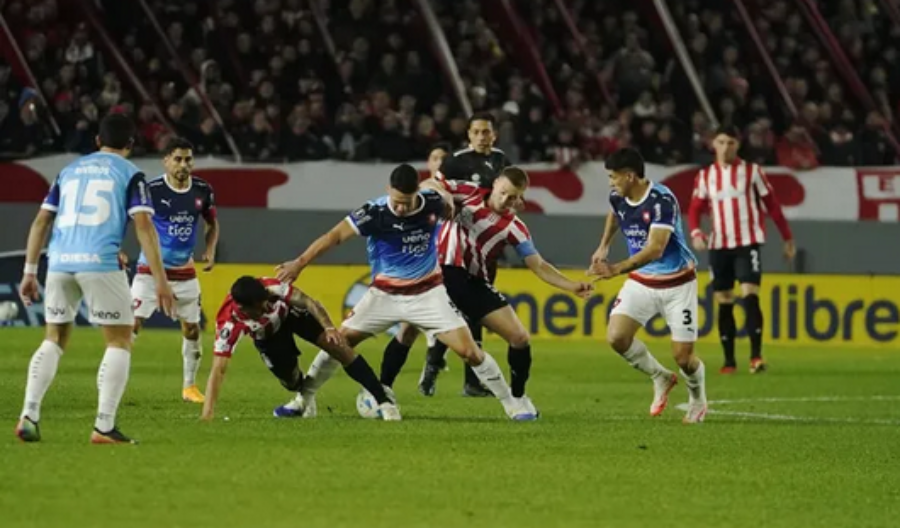 Estudiantes de la Plata empató con Cerro Porteño del Paraguay y avanzó a cuartos de final de la Copa Libertadores