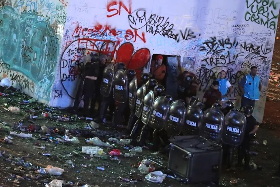 Graves incidentes en el Obelisco: Hinchas que habían ido a esperar a la selección argentina atacaron a la Policía y hay 21 efectivos heridos