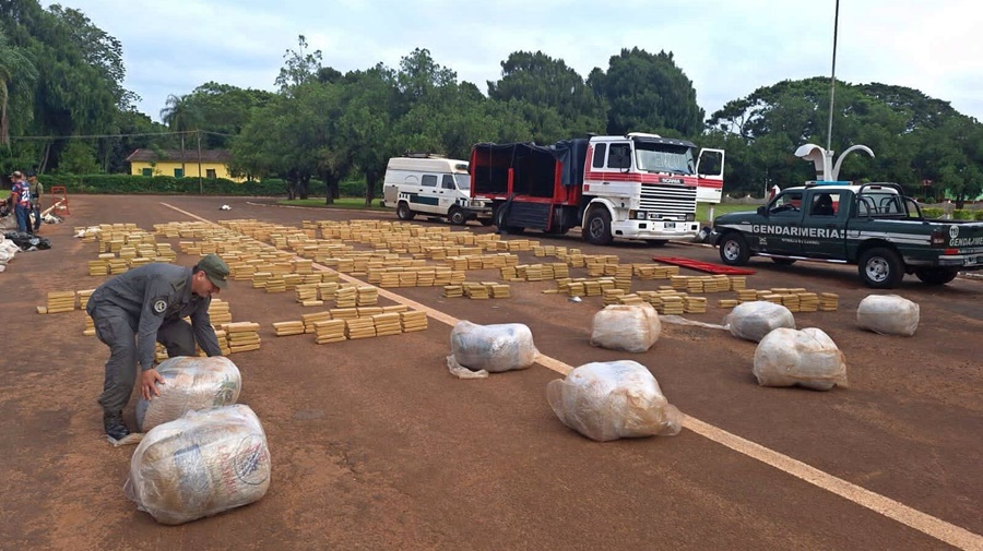 Operativo “Peso Pesado”: Incautan más de 2.800 kilos de marihuana ocultos en el semirremolque de un camión en Misiones