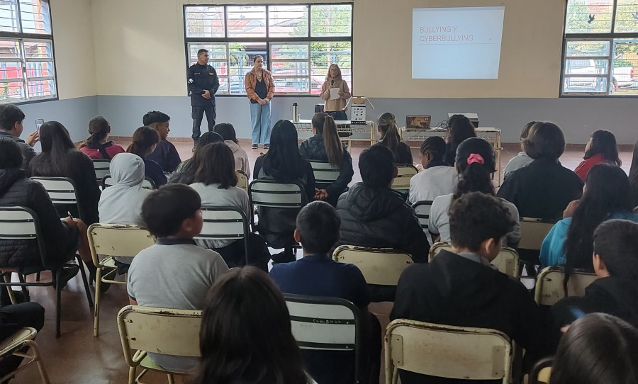 La División Cibercrimen de la Policía de Misiones capacita a estudiantes sobre Bullying, Ciberbullying y Violencia Escolar en la localidad de San Ignacio
