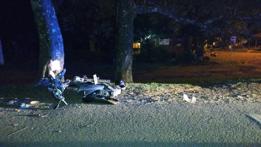 Apóstoles: Falleció un motociclista tras despistar, terminó impactando contra un árbol a la vera del camino