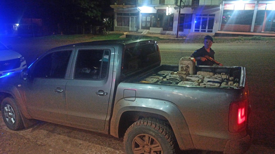Misiones: En un control preventivo incautaron una camioneta robada en Buenos Aires cargada con 26 bidones para combustible