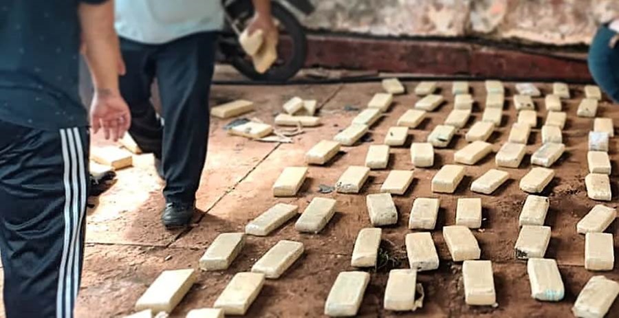 Más droga secuestrada: Que tras una persecución la Policía de Misiones, donde secuestró más de 100 kilogramos de marihuana en cercanías a la intersección de la Ruta Nacional N° 12 y la Ruta Provincial N° 103