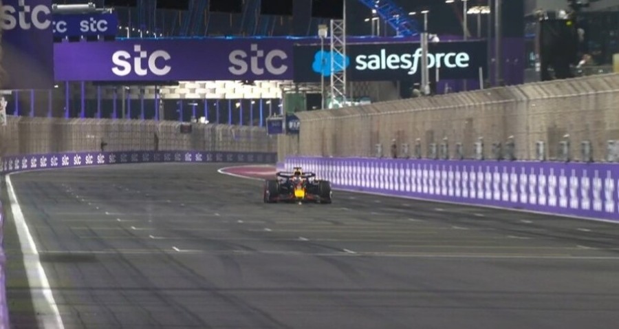 Gran Premio de Arabia Saudí de Fórmula 1: Max Verstappen con el Red Bull hizo la "Pole" en el último segundo de la clasificación en Jeddah, superando a Oscar Piastri y a George Russell