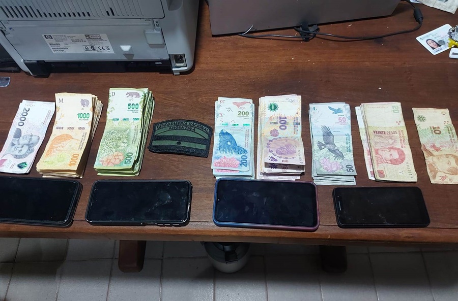 Una detenida en causa por narcomenudeo: Una persona de sexo femenino fue detenida y se procedió con la incautación de estupefacientes, un vehículo y papel moneda sin la documentación correspondiente