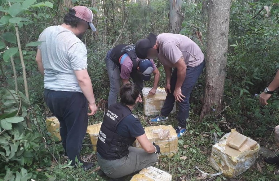 La Policía de Misiones incautó más de cien kilos de marihuana en General Urquiza, la droga era custodia por un individuo que se dio a la fuga abordo de una motocicleta