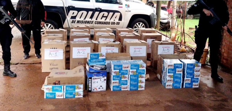 Misiones: Hallaron un vehículo volcado con 13 millones de pesos en cigarrillos de contrabando sobre la Ruta Nacional N° 12, carecía del correspondiente aval aduanero