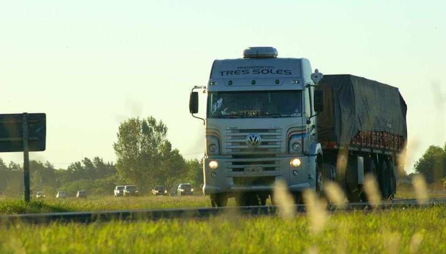El transporte de cargas, al borde de la colisión por los costos: Subieron 248% en 2023