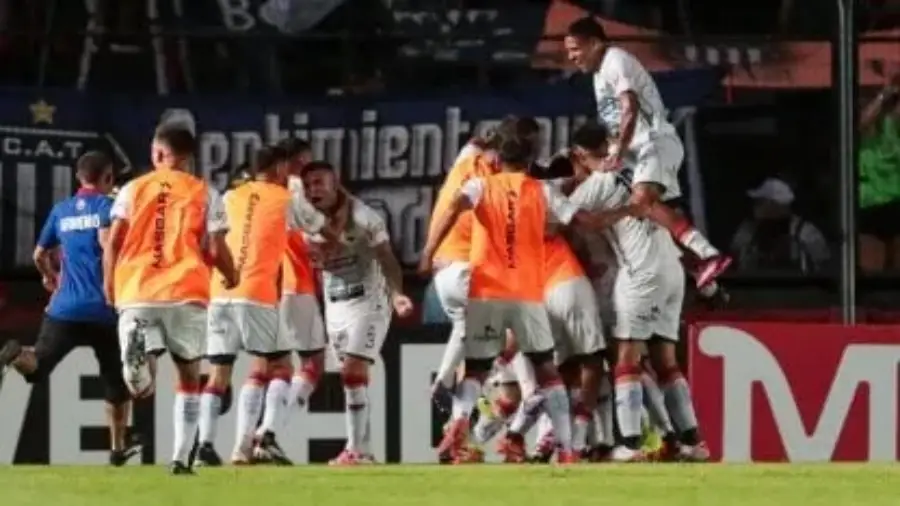 Copa Argentina: Partido de locos y batacazo en Santa Fe, Deportivo Armenio eliminó a Talleres de Córdoba por penales