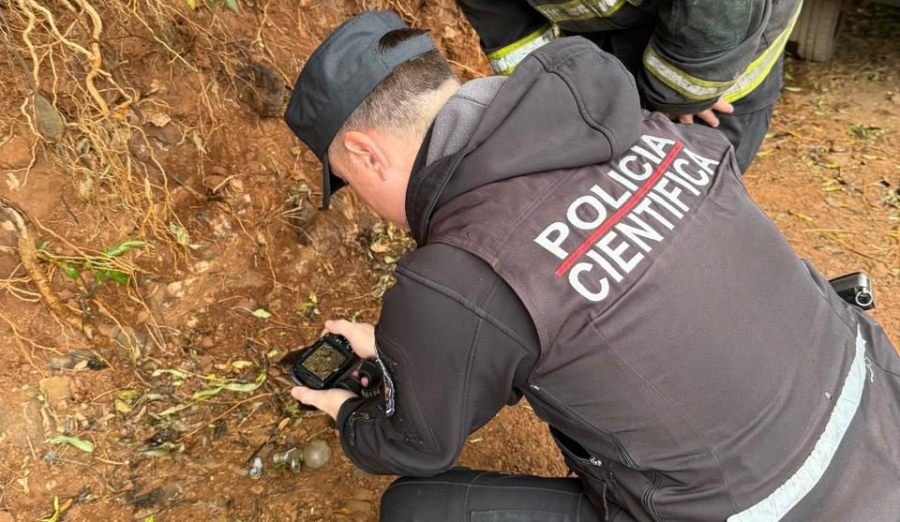 Misiones: Bomberos anti-explosivos retiraron una granada del frente de una vivienda en la localidad de Bernardo de Irigoyen, el artefacto fue retirado sin incidentes