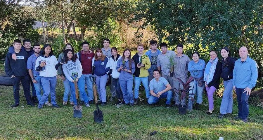 Jornada de Cuidado del Medio Ambiente junto a estudiantes secundarios
