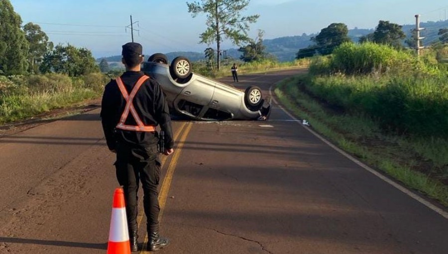 Conductor alcoholizado volcó en el Municipio misionero de El Soberbio, el vehículo quedó invertido sobre la ruta