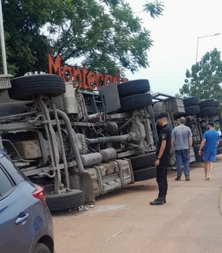 Misiones: Un camión volcó sobre la Ruta Nacional N° 12, a la altura de la rotonda en la localidad de  Montecarlo, no se registraron heridos