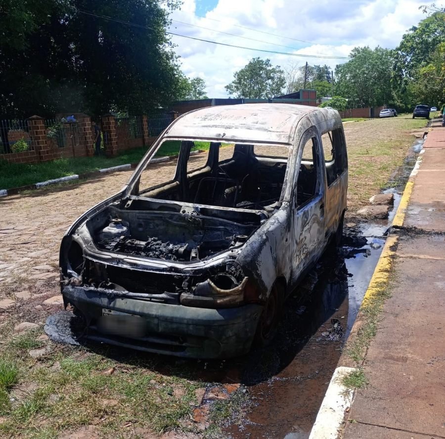Puerto Iguazú: Sofocaron el incendio en un automóvil, el siniestro fue rápidamente controlado por los Bomberos Voluntarios, sin registrarse personas lesionadas