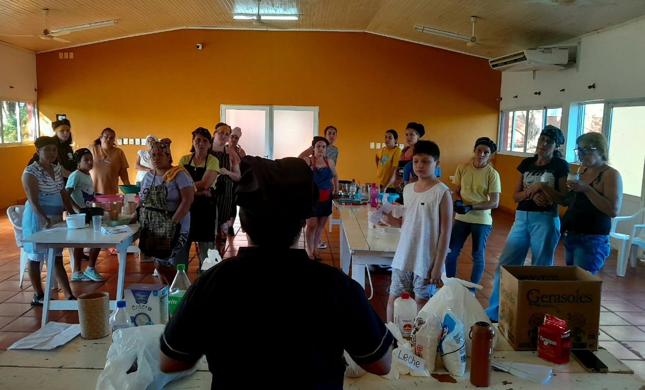 Apóstoles: En los distintos barrios del Municipio, amplia participación  de vecinos en los talleres de elaboración de pan dulce navideño