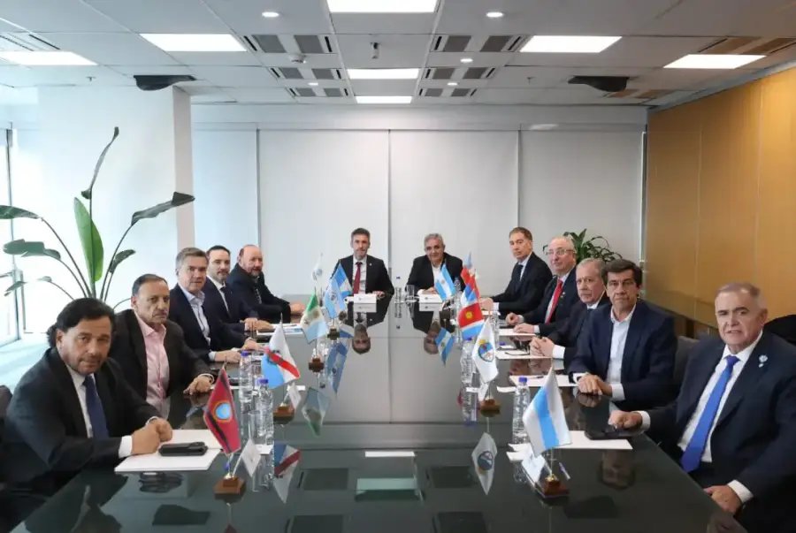 Puentes, hidrovía y gas: El Gobernador Passalacqua presentó al Ministro Santilli los reclamos estratégicos de Misiones en la reunión del Norte Grande