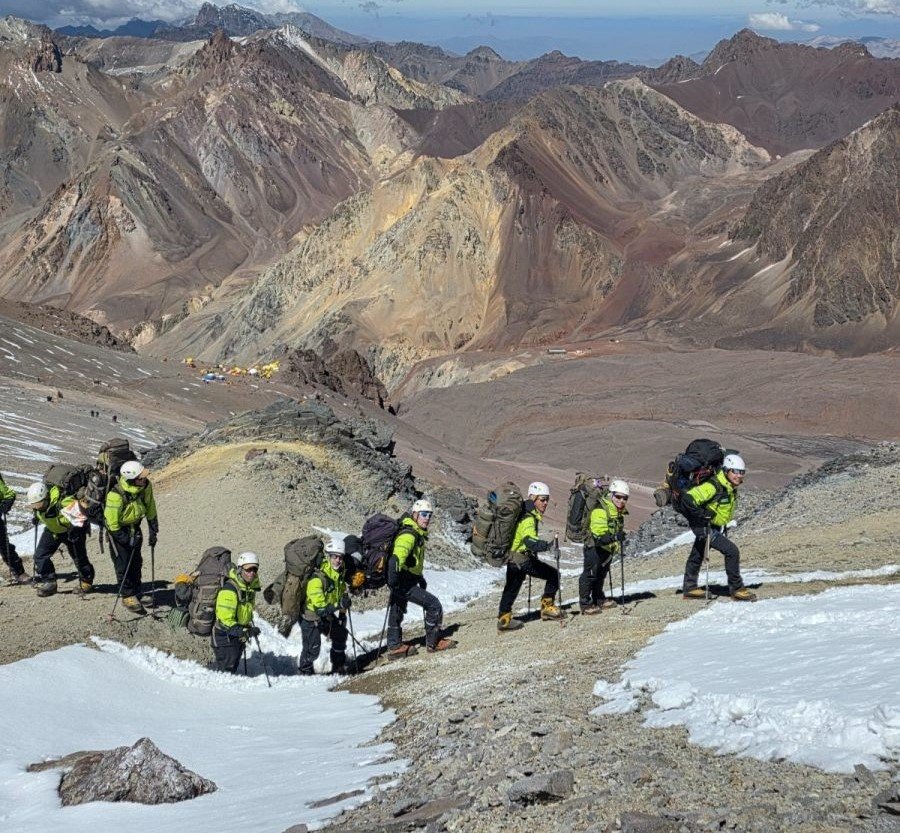 Ejércitos de Argentina y Chile coronaron juntos con éxito la cumbre del Cerro Aconcagua