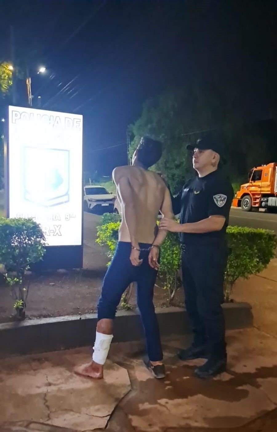 Posadas: Quedó colgado del alambre al intentar robar y la Policía de Misiones lo encontró herido y oculto en un baldío