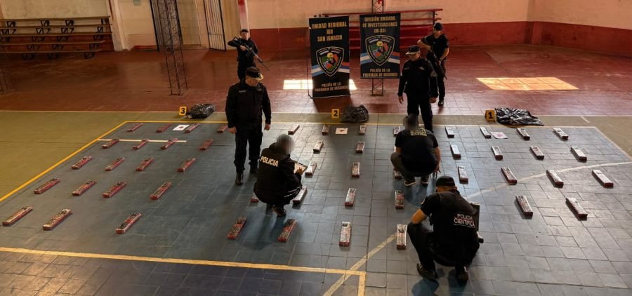 Huyeron al ver a la Policía de Misiones y abandonaron más de 248 millones de pesos en marihuana en el monte del Municipio San Ignacio