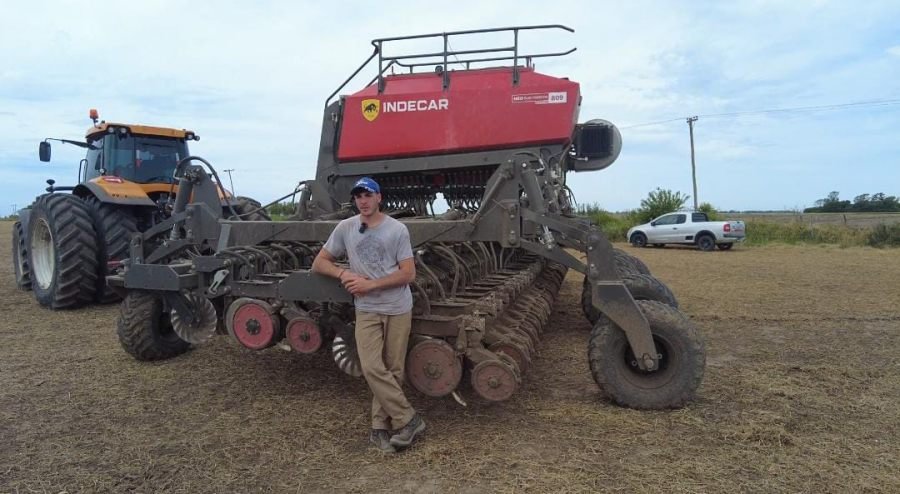 La familia que bate récords: Siguiendo los pasos de su padre, Mariano Ostán sembró 180 hectáreas de cuatro lotes en menos de 30 horas