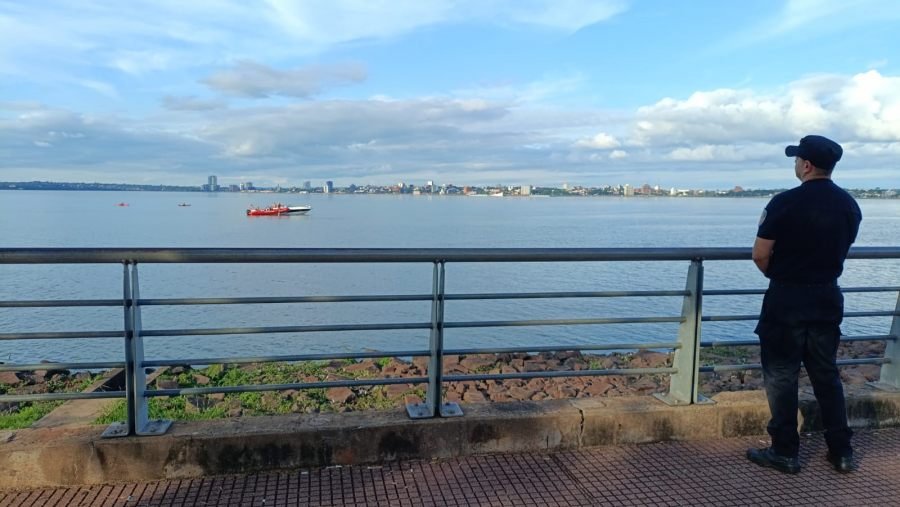 Investigan un siniestro náutico en el Río Paraná frente a la Costanera de la ciudad de Posadas, colisionaron una lancha y una moto de agua