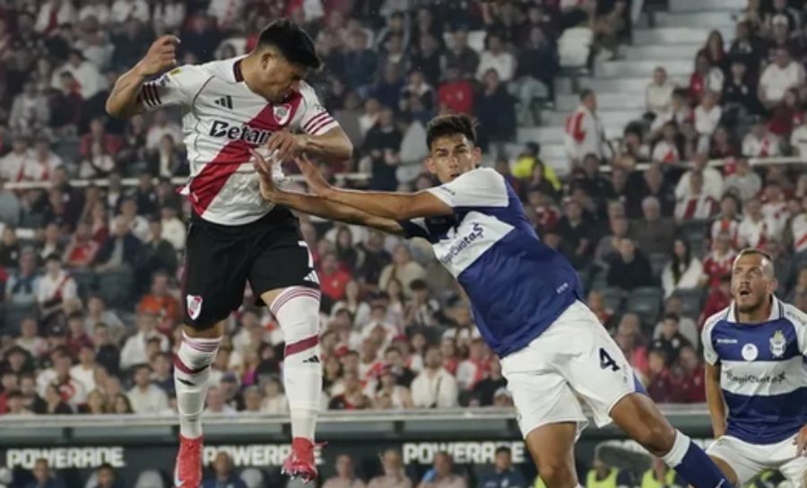 River Plate y cayó con Gimnasia y Esgrima La Plata por el Torneo Clausura y se fue silbado en la previa al Superclásico