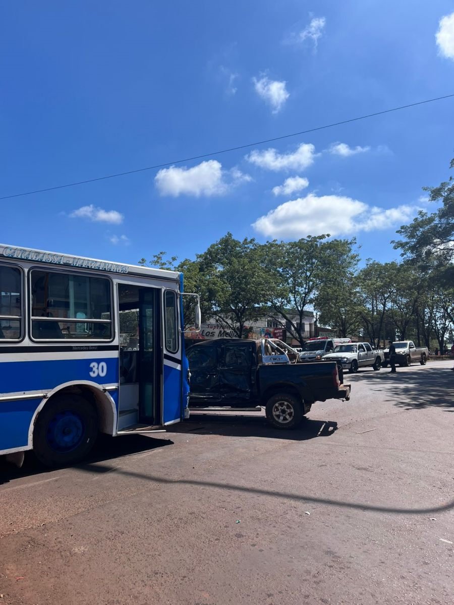Jardín América: Siniestro vial sobre la Ruta Nacional N° 12 entre un ómnibus y una camioneta dejó una adolescente en observación