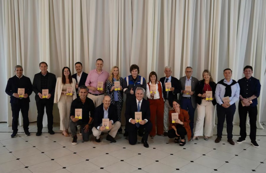 El Presidente Javier Milei reunió al Gabinete en Olivos: Agradecimiento, optimismo para el 2026 y el libro libertario de regalo