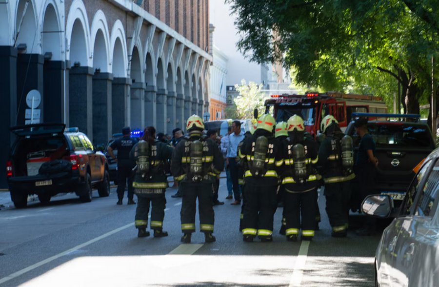 Estalló un paquete con explosivos en la Escuela Superior de Gendarmería Nacional Argentina y hay cuatro agentes heridos