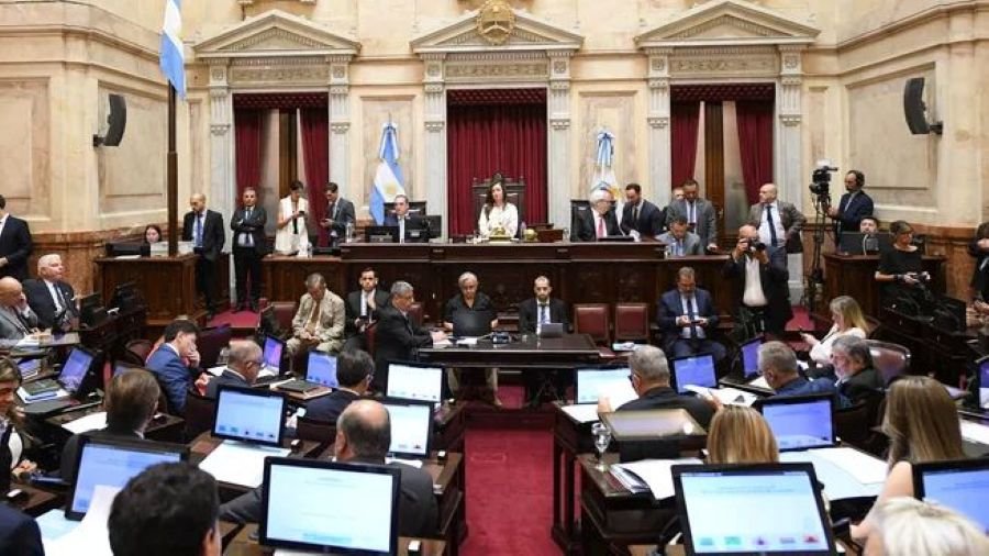 Traspié: Por falta de acuerdo, el oficialismo patea para Agosto la votación de los cambios a la Ley de Tierras, durante la jornada, se aprobaron una treintena de pliegos judiciales y hubo homenajes a la Scaloneta