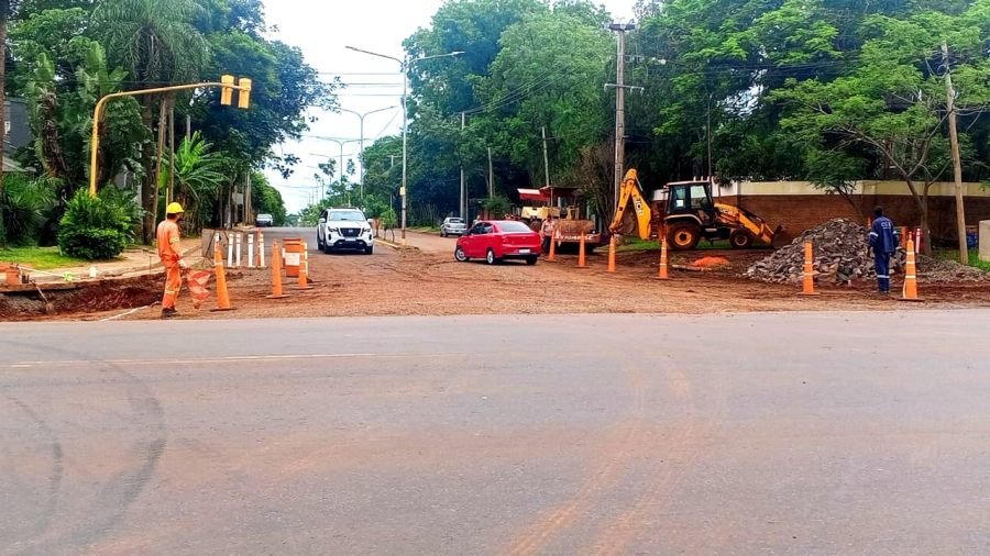 Obra de Travesía Urbana Posadas, la calzada se encuentra reducida en la intersección de las Avenidas;  Monseñor de Andrea y Quaranta