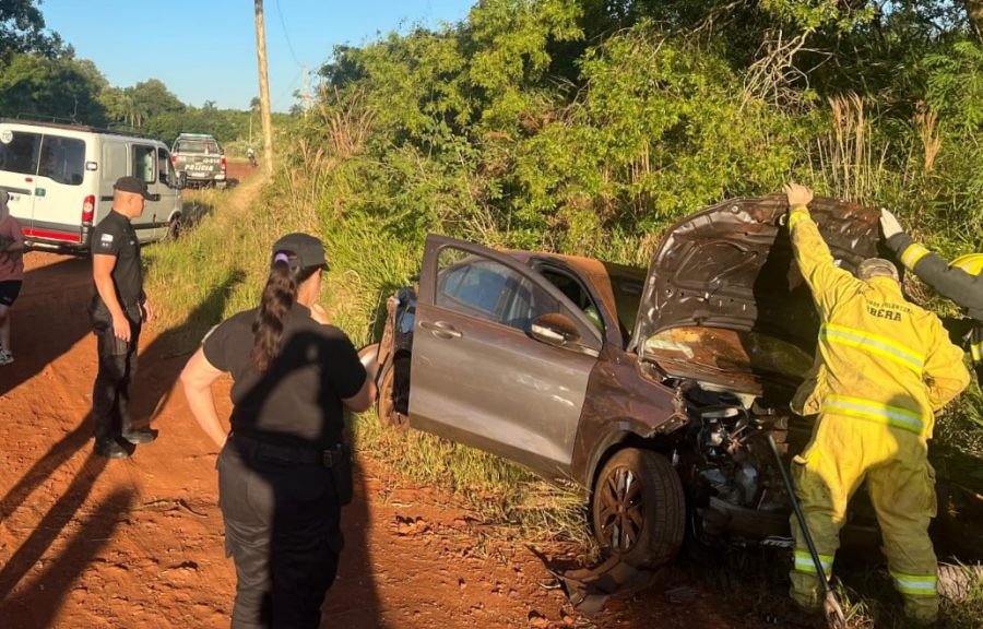 General Alvear: Tres lesionados tras despiste sobre la Ruta Provincial Nº 5, el vehículo derrapó, salió de la calzada y cayó hacia la banquina impactando contra un barranco