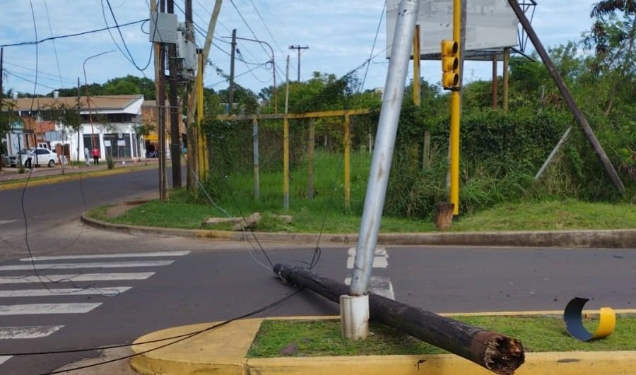 Posadas: Un camión se llevó puesto cableado de distintos servicios en la intersección de las Avenidas Las Heras y Santa Cruz, las cuadrillas de Energía de Misiones trabajan en el lugar