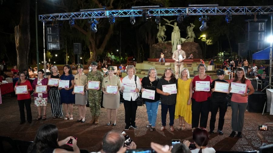 Misiones: La ciudad de Apóstoles celebró a las mujeres con una gran noche en la Expo Mujer