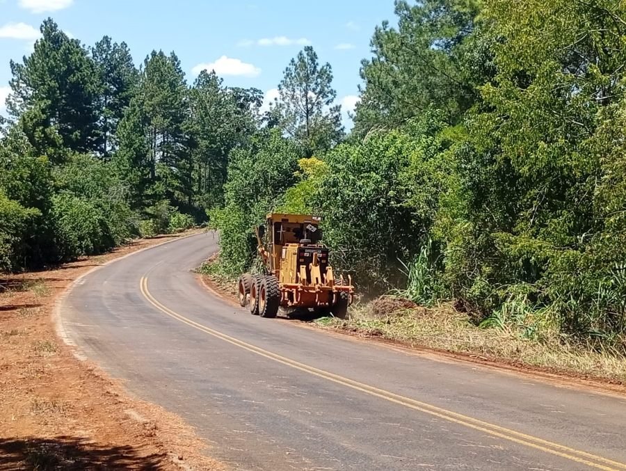 Rutas más seguras: Banquinas despejadas, con tareas de desmalezamiento, perfilado y nivelación destinadas a garantizar mayores condiciones de seguridad vial