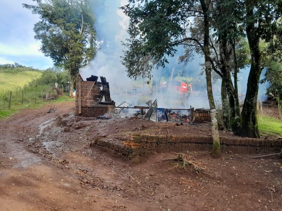 Bernardo de Irigoyen: Incendio consumió una vivienda, el propietario sufrió quemaduras y las pérdidas fueron totales