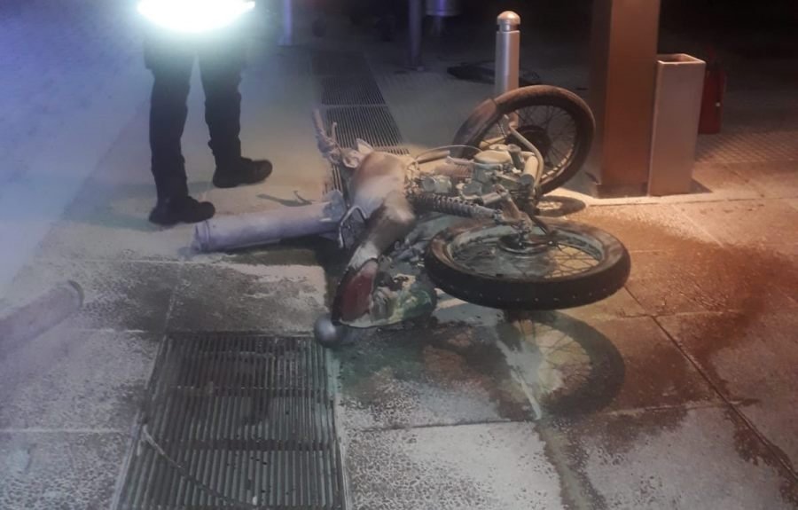 Un joven de 17 años, perdió el control de su motocicleta frente a un hotel y terminó hospitalizado, fue en la ciudad de Oberá
