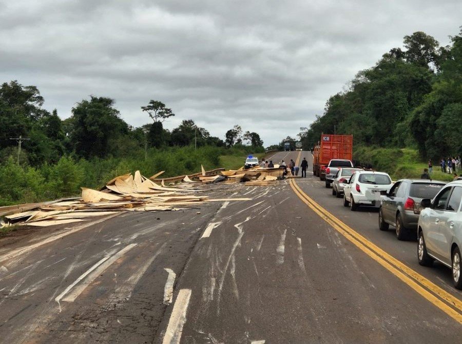 Volcó la carga de un camión sobre la Ruta Nacional N° 12, a la altura del Municipio de Caraguatay y el tránsito quedó reducido a media calzada