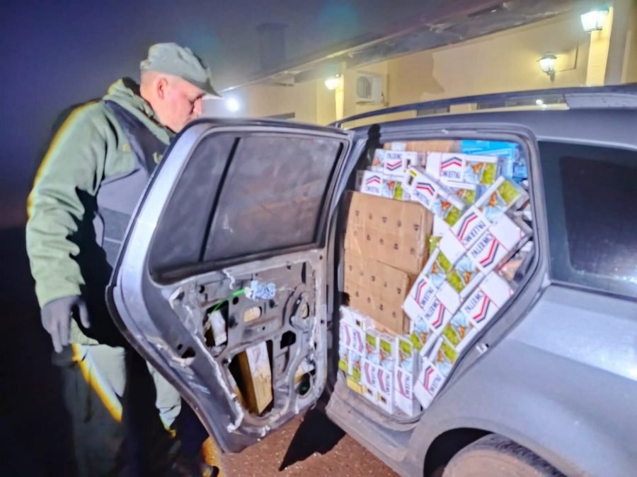 Automóvil con cigarrillos evadió control de Gendarmería Nacional: Su conductor abandonó el vehículo