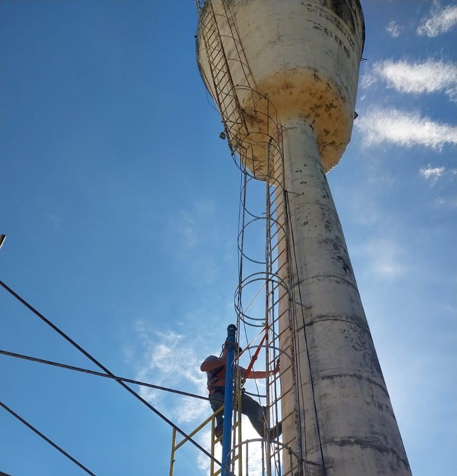 Apóstoles: La C.O.S.P.A.L., está realizando trabajos de reacondicionamiento en los tanques en el Barrio Perón, sumando una bomba de elevación más a la que ya funcionaba