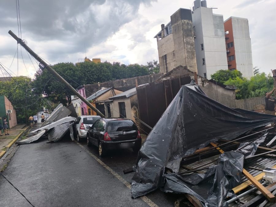 Posadas y Azara: Ráfagas de viento provocaron caída de árboles, cables y daños materiales,  durante la tarde de este día viernes