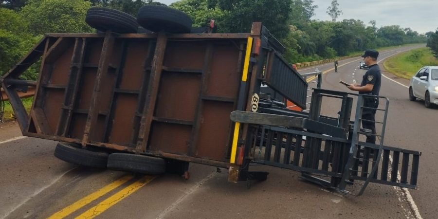 Misiones: Volcó un tráiler que era transportado por una camioneta en la Ruta Nacional N° 12